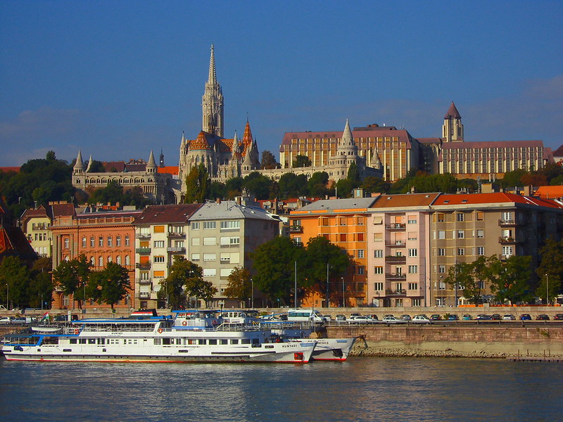 Blick von der Donau zum Burgberg in Budapest