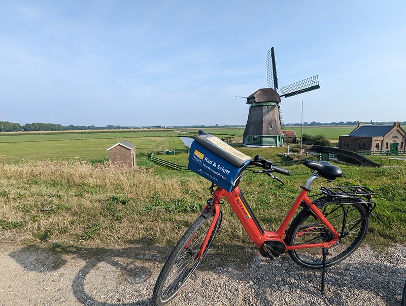 SE Tours Fahrrad vor einer Windmühle