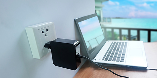 hintergrund Meer, Steckdose mit Adapter Laptop